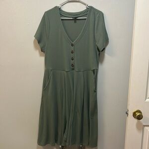 Short sleeve, green dress from Torrid (Size 1/14-16). Button closure on top.